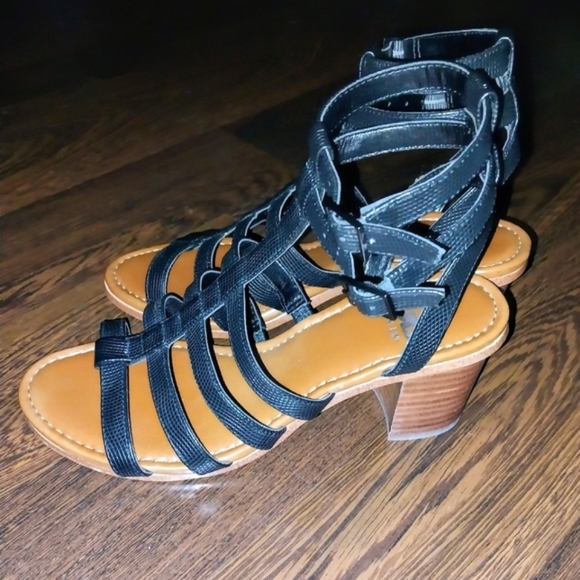 GIANNI BINI Gladiator Sandal Black Stacked 2 1/2" heel Leather EUC - Picture 2 of 5